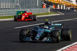 Valtteri Bottas, Mercedes AMG F1 W09 and Sebastian Vettel, Ferrari SF71H. Coming out of the pits