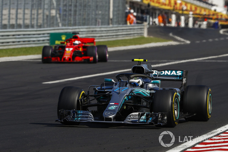 Valtteri Bottas, Mercedes AMG F1 W09 and Sebastian Vettel, Ferrari SF71H. Coming out of the pits