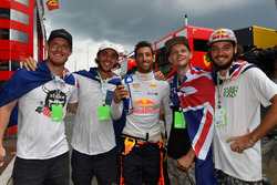 Daniel Ricciardo, Red Bull Racing, con dei tifosi