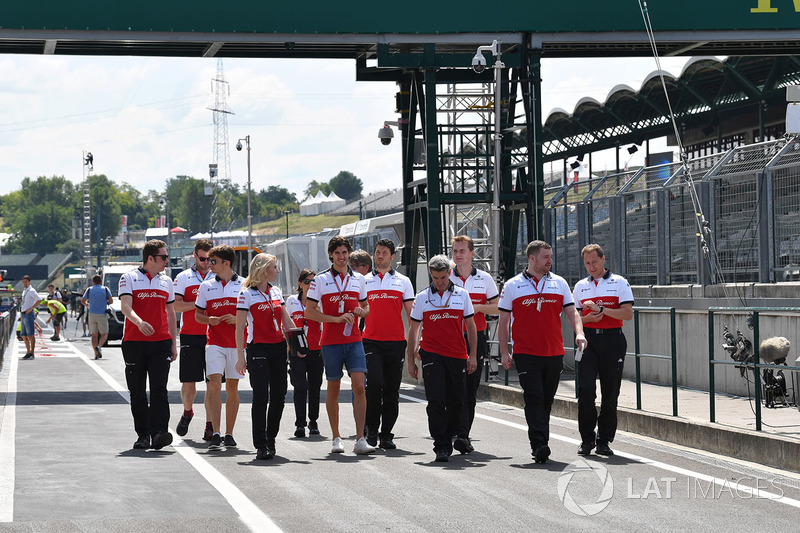 Charles Leclerc, Sauber dan Antonio Giovinazzi, Sauber, bersiap mengitari trek