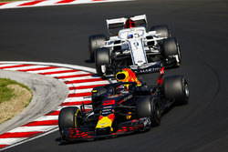 Daniel Ricciardo, Red Bull Racing RB14, leads Marcus Ericsson, Sauber C37