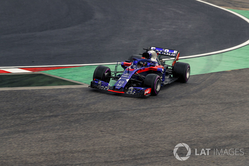 Brendon Hartley, Scuderia Toro Rosso STR13 runs wide