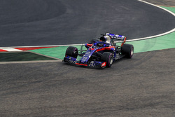 Brendon Hartley, Scuderia Toro Rosso STR13 runs wide