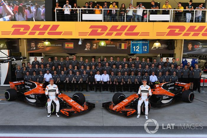Fernando Alonso, McLaren y Stoffel Vandoorne, McLaren con el equipo McLaren en la foto oficial