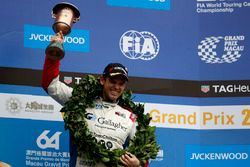 Podio: il terzo classificato Tom Chilton, Sébastien Loeb Racing, Citroën C-Elysée WTCC