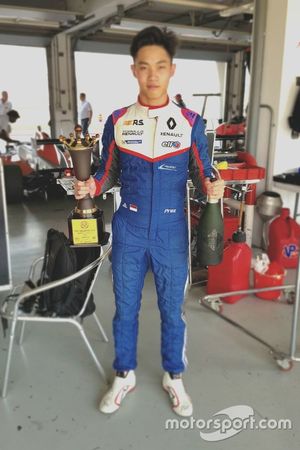 Presley Martono dengan trofi runner-up Race 1