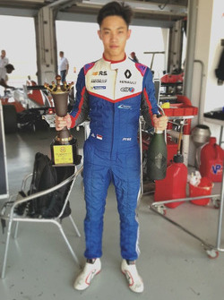 Presley Martono dengan trofi runner-up Race 1