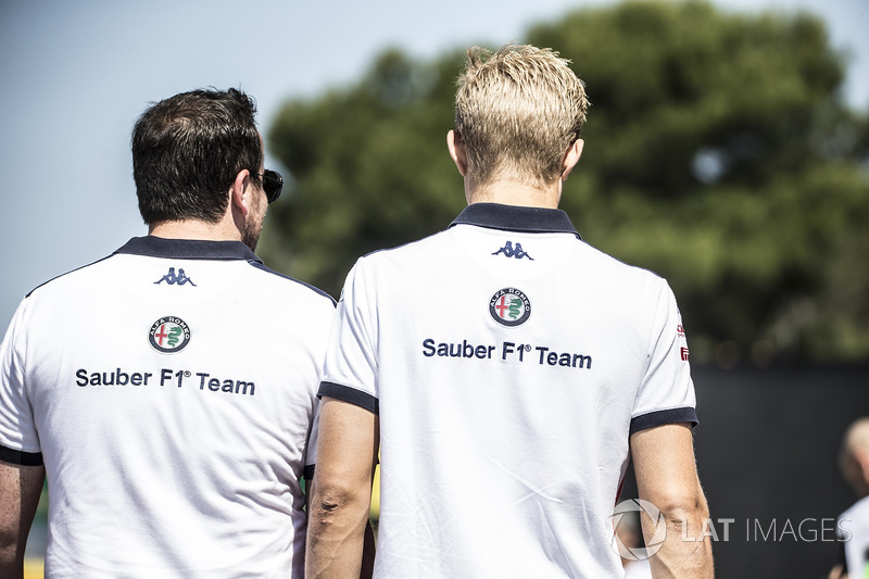 Marcus Ericsson, Sauber parcourt la piste à pied