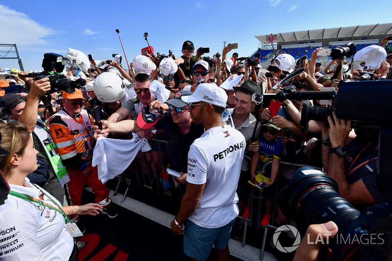 Lewis Hamilton, Mercedes-AMG F1 se hace un selfie con un aficionado