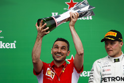 Nicola Bariselli, ingegnere di pista, Ferrari, alza il trofeo costruttori accanto a Valtteri Bottas, Mercedes AMG F1