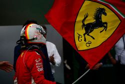 Sebastian Vettel, Ferrari, 1e plaats, met een Ferrari-vlag