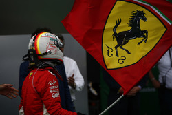 Sebastian Vettel, Ferrari, 1° classificato, sventola la bandiera Ferrari nel parco chiuso