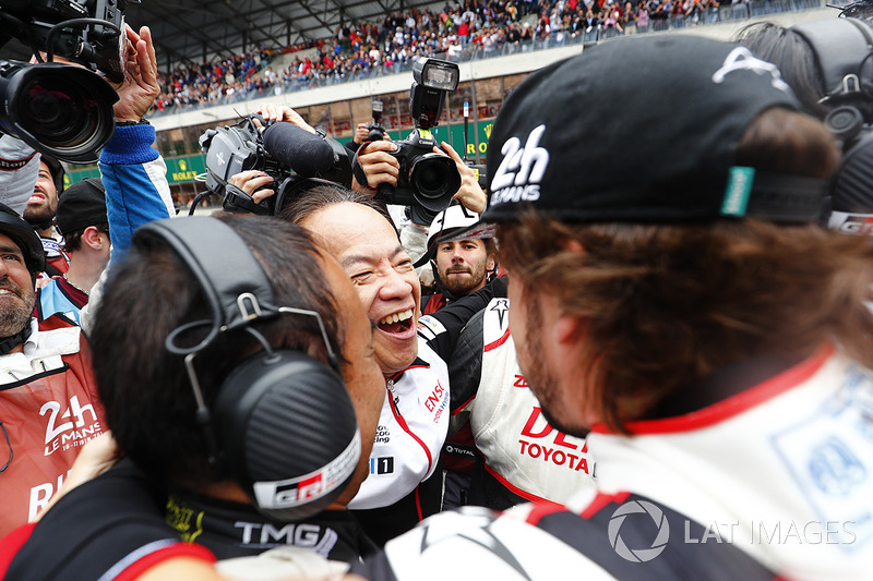 Fernando Alonso, Toyota Gazoo Racing celebrates with the team