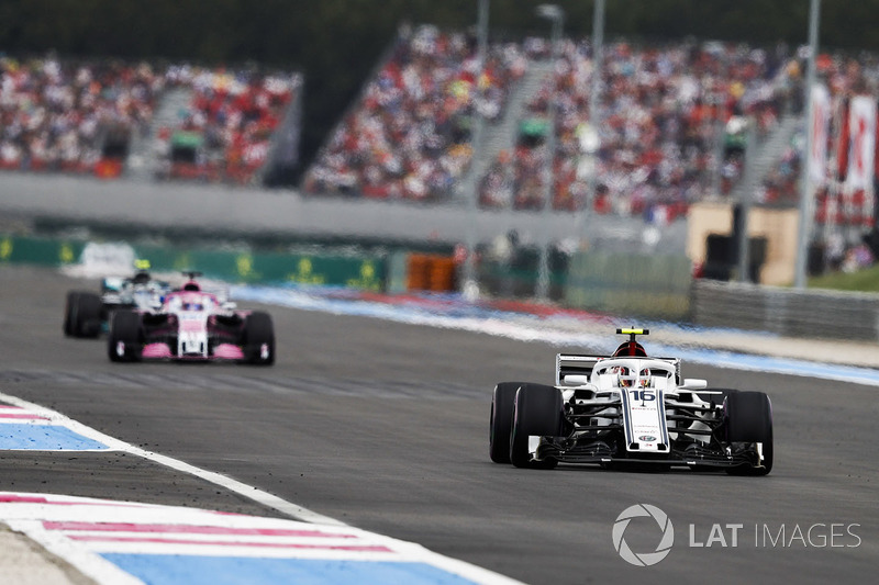 Charles Leclerc, Sauber C37, devant Sergio Perez, Force India VJM11