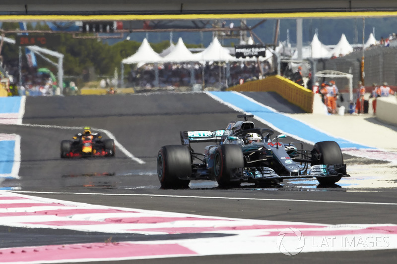Lewis Hamilton, Mercedes AMG F1 W09, precede Max Verstappen, Red Bull Racing RB14