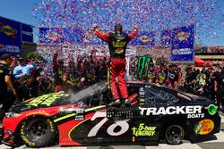 Martin Truex Jr., Furniture Row Racing, Toyota Camry 5-hour ENERGY/Bass Pro Shops, festeggia nella victory lane