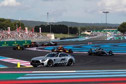 La voiture de sécurité mène