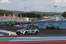 La voiture de sécurité mène