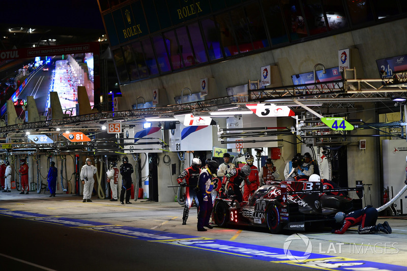 #3 Rebellion Racing Rebellion R-13: Mathias Beche, Gustavo Menezes, Thomas Laurent, pit stop
