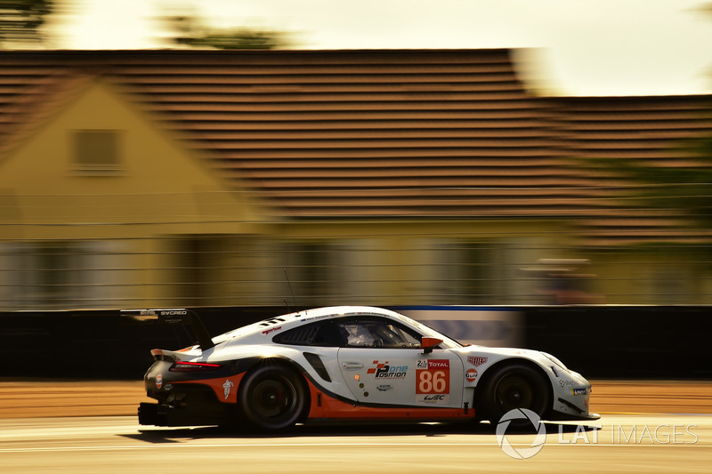 #86 Gulf Racing Porsche 911 RSR: Michael Wainwright, Benjamin Barker, Alex Davison