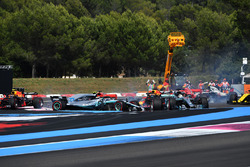 Lewis Hamilton, Mercedes-AMG F1 W09 mène au départ alors que Sebastian Vettel, Ferrari SF71H percute Valtteri Bottas, Mercedes-AMG F1 W09