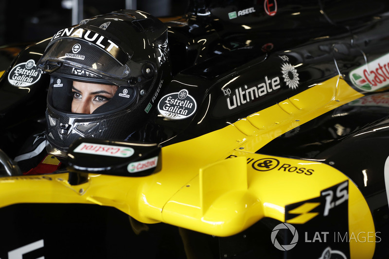 Aseel Al-Hamad, se prépare à piloter une Lotus E20 lors de la parade Renault Passion