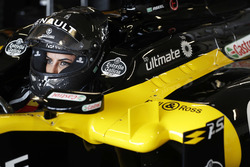 Aseel Al-Hamad, se prépare à piloter une Lotus E20 lors de la parade Renault Passion