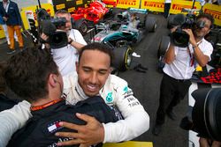 Il vincitore della gara Lewis Hamilton, Mercedes-AMG F1 festeggia nel parco chiuso