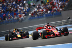 Sebastian Vettel, Ferrari SF71H, voor Daniel Ricciardo, Red Bull Racing RB14