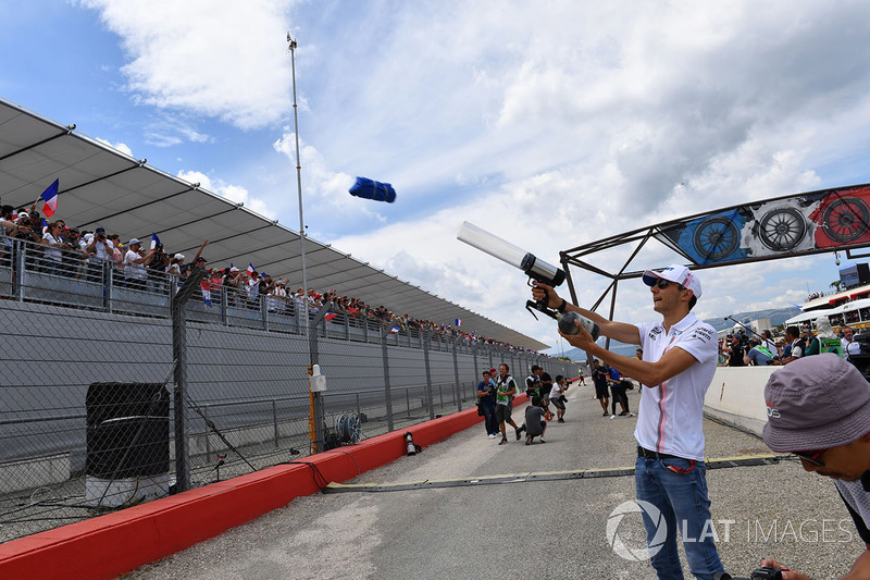 Esteban Ocon, Force India F1 shoots t-shirts into the crowd