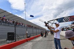 Esteban Ocon, Force India F1 envoie des t-shirts dans la foule