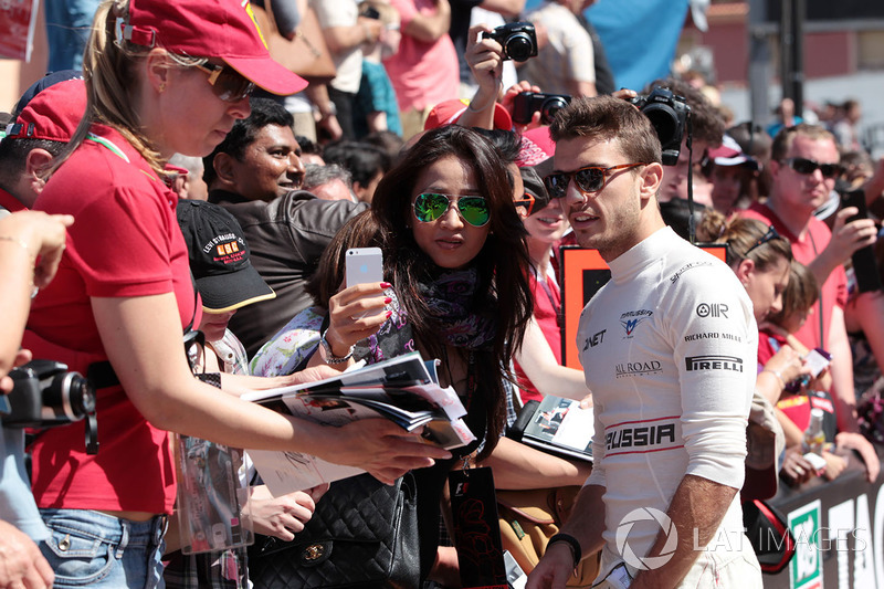 Jules Bianchi, Marussia F1 Team, firma autografi ai tifosi