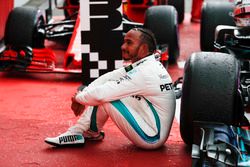 Lewis Hamilton, Mercedes AMG F1, dans le Parc Fermé