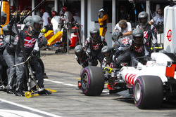 Kevin Magnussen, Haas F1 Team VF-18, pit stop yapıyor