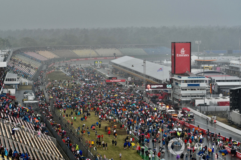 Fans entering circuit