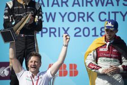 Allan McNish, Team Principal, Audi Sport Abt Schaeffler, festeggia la vittoria del trofeo costruttori