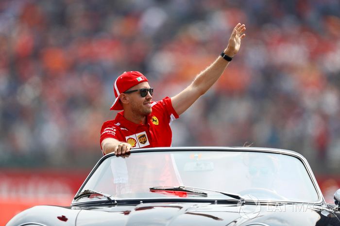 Sebastian Vettel, Ferrari, en el drivers parade