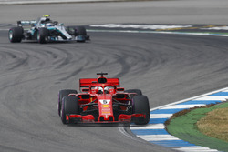 Sebastian Vettel, Ferrari SF71H, devant Valtteri Bottas, Mercedes AMG F1 W09