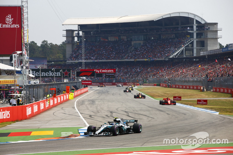 Valtteri Bottas, Mercedes AMG F1 W09, Kimi Raikkonen, Ferrari SF71H, y Max Verstappen, Red Bull Racing RB14