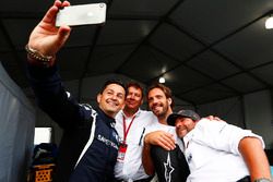 Bruce Correa, pilota della safety car, scatta un selfie con Jean-Eric Vergne, Techeetah