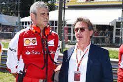 Maurizio Arrivabene, director del equipo Ferrari y Louis Camilleri, presidente de Philip Morris