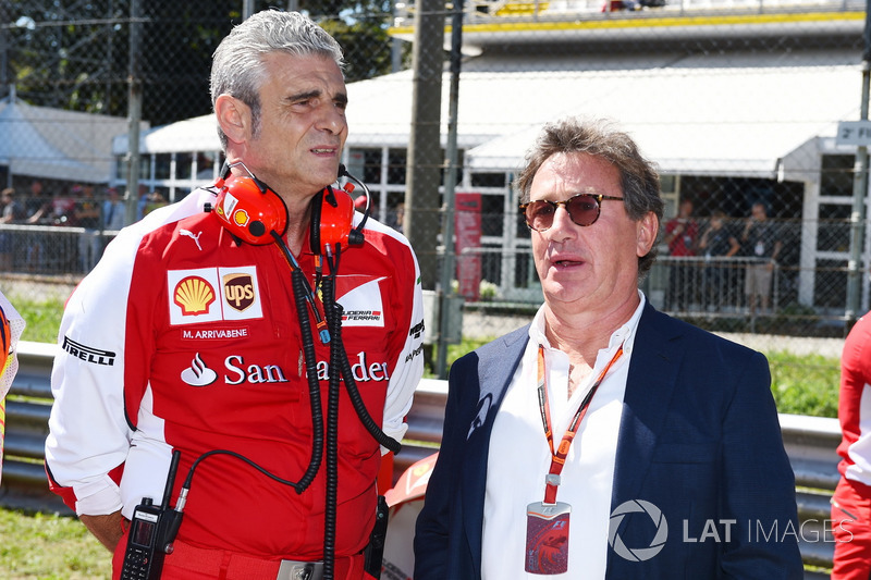 Maurizio Arrivabene, director del equipo Ferrari y Louis Camilleri, presidente de Philip Morris