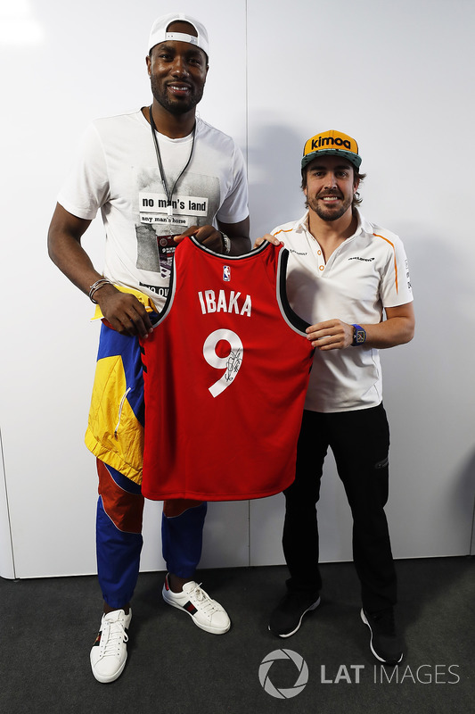 Баскетболист Toronto Raptors Серж Ибака и гонщик McLaren Фернандо Алонсо