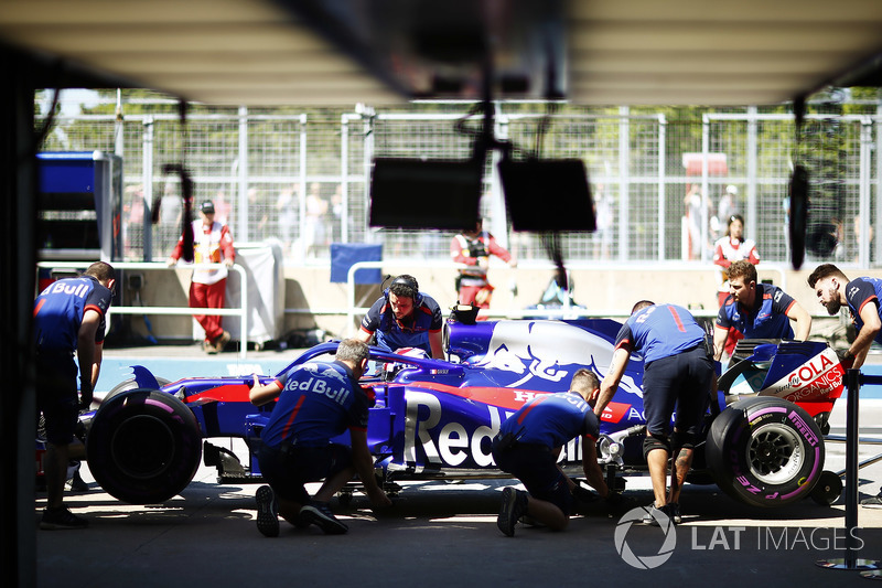 Kru Toro Rosso mengecek mobil Pierre Gasly