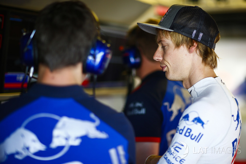 Brendon Hartley, Toro Rosso, studies data with engineers