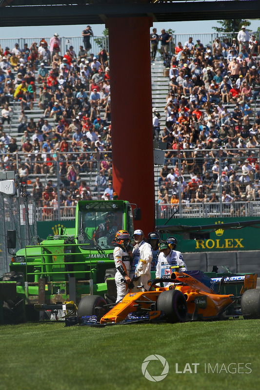 Stoffel Vandoorne, McLaren MCL33 after hitting the wall in FP2
