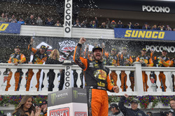 Race winner Martin Truex Jr., Furniture Row Racing, Toyota Camry Bass Pro Shops/5-hour ENERGY