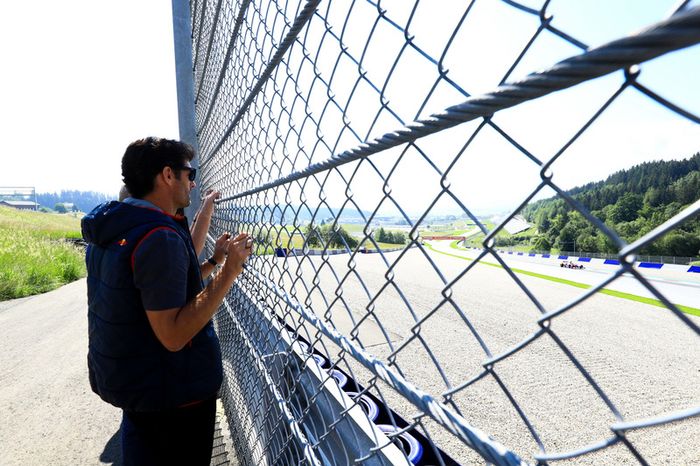 Mark Webber  observe la prueba de Marc Marquez con el  Toro Rosso F1