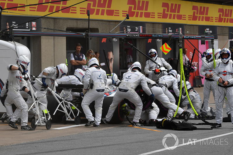 Sergey Sirotkin, Williams FW41, hace un pit stop