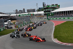 Старт: Себастьян Феттель, Ferrari SF71H лидирует